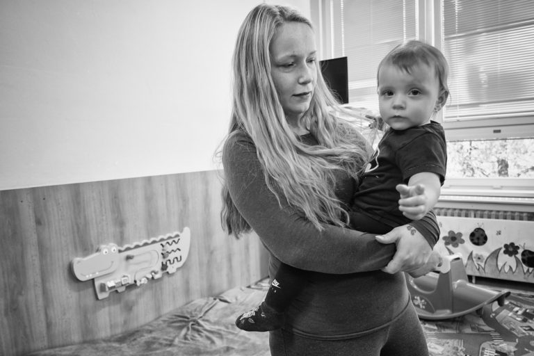 žena s dítětem v náručí ve vězení
