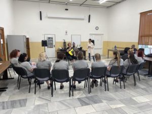 ženy ve vězení na hudebním workshopu